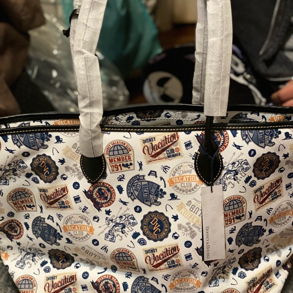 Disney DVC Dooney and bourke tote - Picture 5 of 5